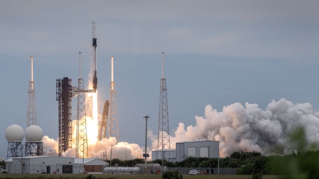 Z przylądka Canaveral na Florydzie wystartowała w czwartek w kierunku Międzynarodowej Stacji Kosmicznej (ISS) rakieta Falcon 9 firmy SpaceX wraz z kapsułą Dragon. Na pokładzie statku jest dwójka astronautów amerykańskich, jeden kanadyjski oraz rosyjski kosmonauta.