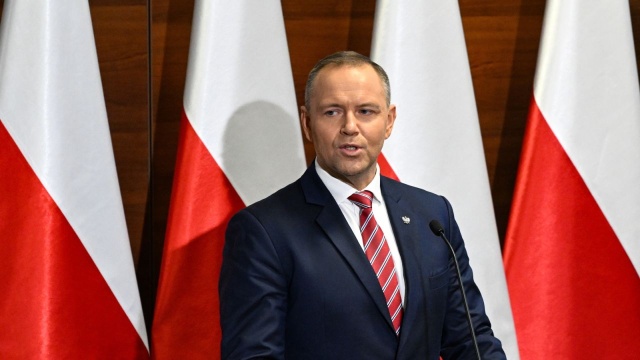Prezydent Karol Nawrocki powiedział w orędziu, że zdecydował się podpisać ustawę o nadmiarowych zyskach koncernów paliwowych, która ma sfinansować obniżkę cen paliw. Nawrocki dodał, że oczekuje natychmiastowych obniżek cen na stacjach paliw.