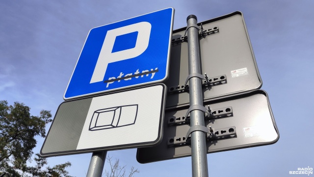 Kilkaset miejsc postojowych w Kołobrzegu zostało udostępnionych kierowcom bez opłat. To efekt petycji, która wpłynęła do władz miasta.