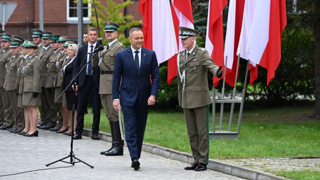 Prezydent Karol Nawrocki podczas spotkania ze studentami Wyższej Szkoły Straży Granicznej w Koszalinie dziękował Strażnikom Granicznym za ich służbę. Mówił, że uczelnia jest ważnym miejscem na mapie Polski, bo jej absolwenci podejmują służbę na rzecz kraju i obrony jego granic.
