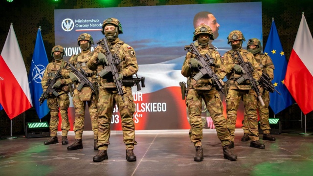 Kamuflaż skuteczniejszy o 30 procent i siedmiokrotnie odporniejszy na ścieranie materiał. Wojsko Polskie zaprezentowało nowy wzór munduru polowego - zmieniony po 33 latach.