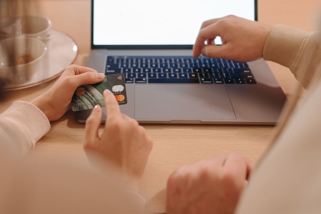Konto osobiste, konto oszczędnościowe i lokata to produkty bankowe, które mogą służyć do różnych celów. Różnice między nimi dotyczą między innymi dostępu do środków, sposobu naliczania odsetek oraz czasu, na jaki pieniądze pozostają w banku.