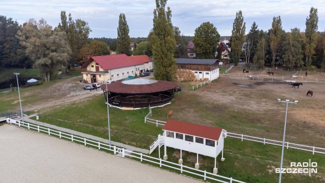Wielka metamorfoza Akademickiego Ośrodka Jeździeckiego ZUT w Szczecinie. Kompleks przejdzie generalny remont. Stajnie, stodoła i karuzela zostaną wyburzone.