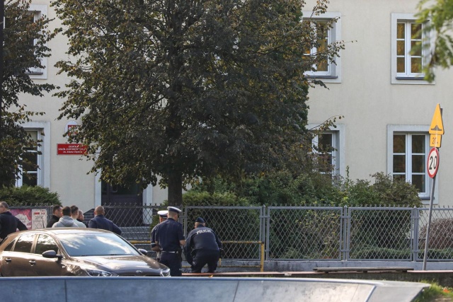Prokurator krajowy Dariusz Korneluk poinformował w środę wieczorem, że 19-latek, który zaatakował nożem w szkole w Ostrołęce 9 osób, miał w plecaku ładunek wybuchowy domowej konstrukcji. Wskazał, że w związku z tym kwalifikacja czynu jako usiłowanie zabójstwa, na pewno zostanie rozszerzona.
