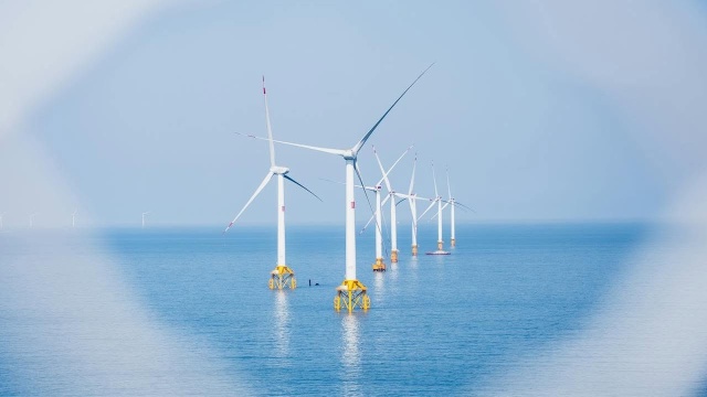 Farmy wiatrowe na morzu to niższe koszty energii i dostęp do najnowocześniejszej technologii. Nie ponosimy kosztów za emisję CO2 i nie kupujemy paliw kopalnych, które stale drożeją - Janusz Gajowiecki w Rozmowie pod krawatem skomentował w ten sposób zakończenie budowy morskiej farmy wiatrowej Baltic Power na Bałtyku.