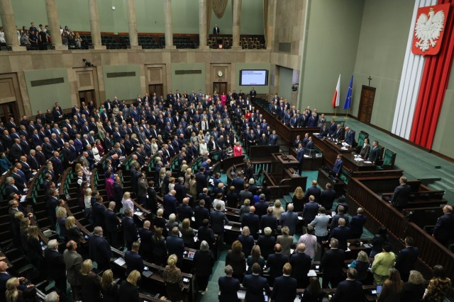 Minutą ciszy posłowie uczcili pamięć ofiary ataku nastoletniego nożownika na Mazowszu.