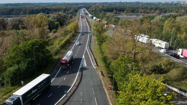 GDDKiA ogłosiła przetarg dotyczący rozbudowy jezdni drogi krajowej nr 2 do parametrów autostrady na jej przygranicznym odcinku w Świecku - poinformowała Anna Jakubowska, rzeczniczka Oddziału GDDKiA w Zielonej Górze.
