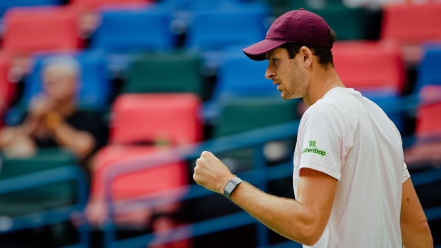 Hubert Hurkacz awansował do 18 finału turnieju ATP Masters 1000 na twardych kortach w Szanghaju. W niedzielę polski tenisista pokonał Chińczyka Yi Zhou 6:2, 3:6, 6:3.