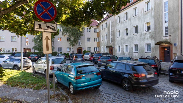 Praktycznie nie ma dnia bez zgłoszeń - tak sytuację na szczecińskim Pogodnie opisuje Straż Miejska. W rejonie Placu Norwida i szpitala przy Unii Lubelskiej trwa parkingowy dramat.