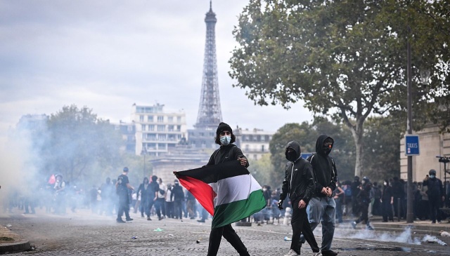 We Francji setki tysięcy osób wzięły udział w demonstracjach sektora edukacji. Od ponad trzech tygodni licealiści domagają się zwiększenia nakładów na poprawę warunków nauki. W większości miast protesty przebiegały spokojnie, jednak w Paryżu doszło do zamieszek.