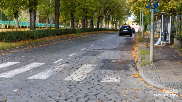 Hałas w domach - tak wygląda codzienność przy ul. Żołnierskiej w Szczecinie, na której kostka brukowa daje się we znaki zarówno mieszkańcom, jak i kierowcom...