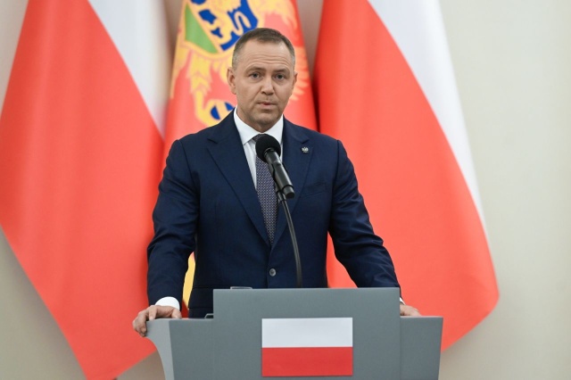 Zdaniem prezydenta, Maciej Berek nie jest sędzią Trybunału Konstytucyjnego. Wybrany przez Sejm w skład TK Maciej Berek złożył ślubowanie w obecności marszałków obu izb parlamentu - bez udziału prezydenta, który do tej pory nie wyznaczył terminu zaprzysiężenia.