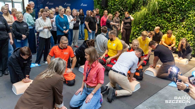 Masowy trening ratowania życia w Szczecinie. Ponad 120 urzędników przez 30 minut wspólnie prowadziło resuscytację z okazji Europejskiego Dnia Przywracania Czynności Serca, dołączając do ogólnopolskiej próby bicia Rekordu w Pierwszej Pomocy.