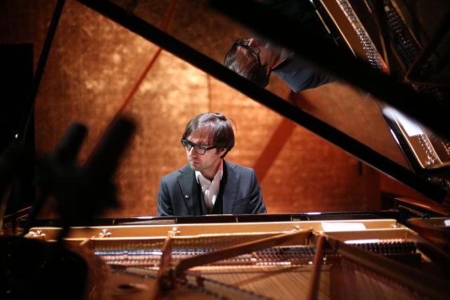 Aleksander Dębicz, pianista i kompozytor muzyki teatralnej i filmowej, zagra w piątek koncert w Szczecinie. Zaprezentuje na nim swoją ósmą płytę - 12 Dreams for Piano.