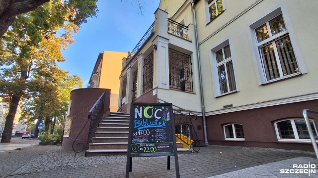 Książki, muzyka, a nawet... ucieczka z zamkniętego pokoju zagadek. W Świnoujściu do godziny 22 trwa Noc Bibliotek.