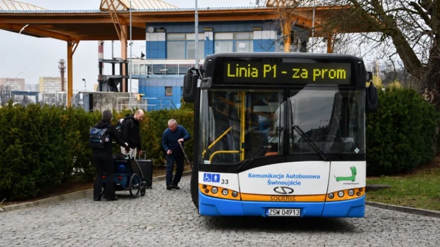 Zmiana organizacji przeprawy Warszów w Świnoujściu. Jeden z promów Bielik, od soboty, został zastąpiony autobusem linii P1, kursującym przez tunel.