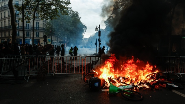 Ponad 1200 zatrzymanych osób i 150 rannych policjantów - to wstępny bilans sobotnich zamieszek we Francji. Protesty przeciwko rosnącym kosztom życia przerodziły się w falę przemocy. Podczas gdy na ulicach trwa usuwanie zniszczeń, politycy przerzucają się odpowiedzialnością za wydarzenia.