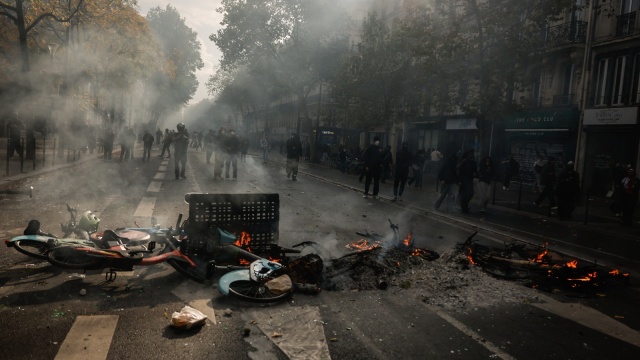 Ponad 1800 osób zostało zatrzymanych we Francji podczas zamieszek. To najnowszy bilans fali przemocy i grabieży, która dotknęła w sobotę wiele francuskich miast. Mieszkańcy z niedowierzaniem przyglądają się skali zniszczeń powstałych w zamieszkach.