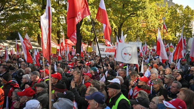 Narracja PiS w sprawie Trybunału Konstytucyjnego nie ma uzasadnienia prawnego. Tak działania opozycji komentował w Polskim Radiu 24 politolog Paweł Ramiączek. Przed Trybunałem Konstytucyjnym powstało miasteczko protestujących, którzy nie chcą, aby nowi sędziowie zostali dopuszczeni do orzekania.