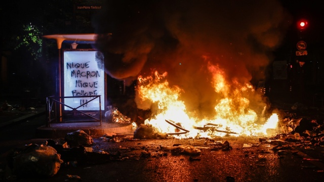 W Paryżu drugą noc z rzędu doszło do zamieszek i grabieży, w wyniku których zatrzymano co najmniej 117 osób.