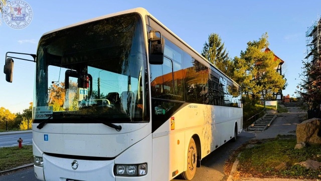 Ponad pół promila alkoholu w wydychanym powietrzu - tyle stwierdzono u kierowcy autobusu komunikacji międzymiastowej, którego do kontroli stanu trzeźwości zatrzymali policjanci ze szczecineckiej drogówki.