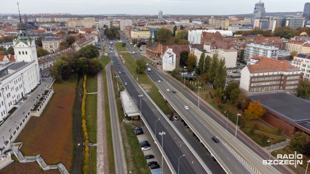 Łącznice szczecińskiej Trasy Zamkowej tworzą skrzyżowanie - to prosta odpowiedź eksperta do spraw ruchu drogowego Arkadiusza Kuzio, w sprawie mandatów nakładanych przez policję za przekroczenie prędkości. Chodzi o wjazd do centrum Szczecina na wysokości Teatru Kana, gdzie Trasa Zamkowa łączy się z nitką dojazdową od strony ulicy Jana z Kolna.