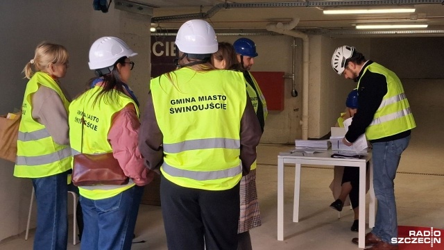Co dalej z budowanym od kilku lat wielopoziomowym garażowcem przy ulicy Bema w Świnoujściu. Inwestycja, która miała być gotowa pod koniec 2022 roku, zamiast ułatwić życie kierowcom, stała się symbolem urzędniczego i biznesowego impasu. Teraz, obiekt ma przejąć miasto.
