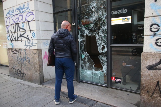 Rosną obawy przed kolejnymi zamieszkami w Mediolanie. Luksusowe butiki zamknęły się w poniedziałek wcześniej, a w centrum pojawiło się więcej policji.