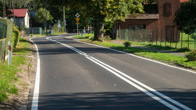 Zakończyła się modernizacja drogi wojewódzkiej nr 147, a dokładnie kilometrowego odcinka w Radowie Wielkim. Wykonawcą była firma z Nowogardu.
