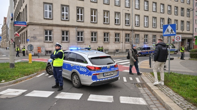 We wtorek od rana prowadzona jest ewakuacja ok. trzech tys. mieszkańców z budynków sąsiadujących z terenem budowy przy ul. Kolejowej we Wrocławiu, gdzie znaleziono niewybuch. Wprowadzone są zmiany w komunikacji miejskiej, wstrzymany ruch części pociągów.