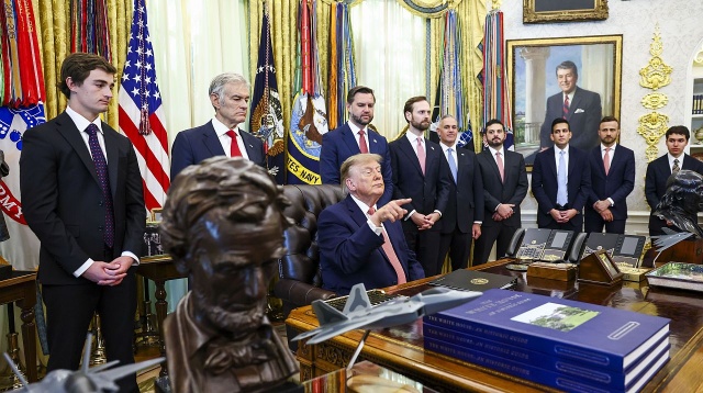 Donald Trump zażądał od prezydenta Ukrainy Wołodymyra Zełenskiego, by zawarł porozumienie z Rosją. Ostrzegł, że jeśli Zełenski nie pójdzie na ustępstwa, źle się to skończy dla Ukrainy, bo Rosja jest potęgą.