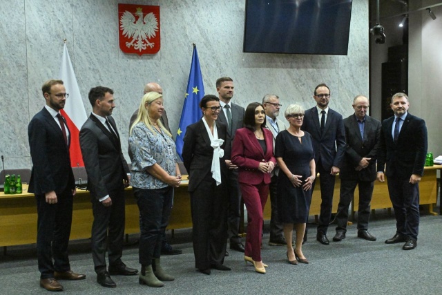Komisja śledcza ds. Pegasusa przyjęła raport końcowy. W głosowaniu nad dokumentem nikt nie był przeciw, ponieważ nie pojawili się posłowie opozycji.