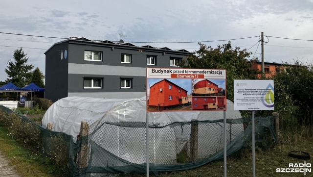 Docieplone ściany zewnętrzne, piwnice i dach, do tego wymiana okien i drzwi na energooszczędne. 4-rodzinny budynek w Czarnocinie w gminie Stepnica wygląda zupełnie jak nowy.