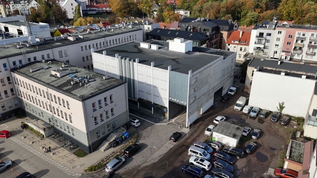 Gmina Świnoujście oficjalnie przejęła teren niedokończonego parkingowca przy ulicy Bema.