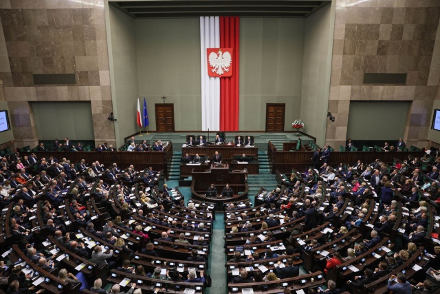 Sejm odrzucił w czwartek nowelizację Kodeksu wyborczego autorstwa PSL, której głównym założeniem było zniesienie limitu dwóch kadencji dla wójtów, burmistrzów i prezydentów miast. Za przyjęciem noweli głosowało 213 posłów, przeciw 215, a 9 wstrzymało się od głosu.