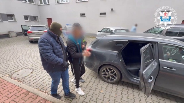 Podejrzany o zabójstwo kobiety w ciąży zatrzymany w Szczecinie. W akcji uczestniczyli Łowcy Cieni CBŚP i Komendy Wojewódzkiej Policji w Szczecinie. 43-letni obywatel Polski podejrzewany jest o zabójstwo kobiety na terenie Niemiec.
