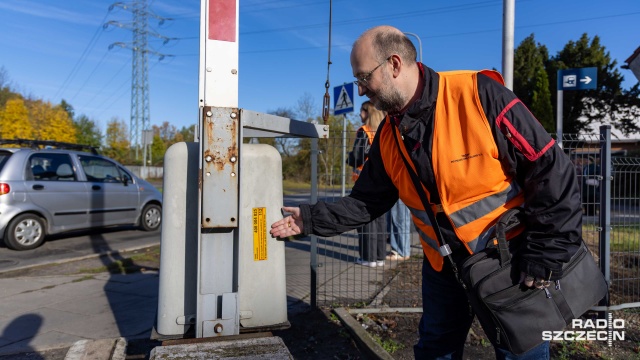 Ignorowanie czerwonego światła i znaku STOP, wchodzenie pod opuszczające się szlabany czy omijanie ich slalomem - to najczęstsze grzechy na przejazdach kolejowo-drogowych. Popełniają je nie tylko kierowcy i piesi, ale również rowerzyści.