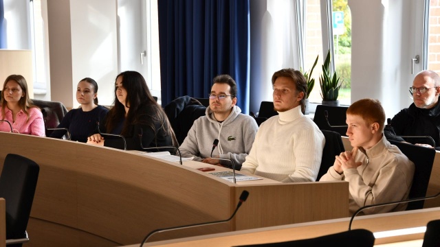 Studenci politologii Uniwersytetu Szczecińskiego odwiedzili Urząd Miasta Świnoujście, aby zobaczyć, jak od środka funkcjonuje samorząd.
