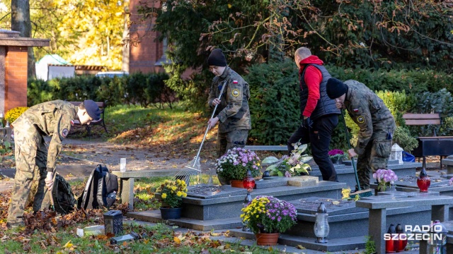 Pamięć o bohaterach nie kończy się na historii z podręczników - na szczecińskim Cmentarzu Centralnym uczniowie, między innymi klas mundurowych, porządkowali około 400 grobów osób, które walczyły o wolną Polskę.