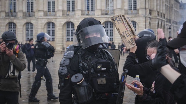 We Francji nie ustają protesty młodzieży i zwolenników lewicy. W sobotę na ulice miast ponownie wyszły tłumy demonstrantów. Protesty przerodziły się w zamieszki, choć na mniejszą skalę niż w ubiegłym tygodniu - według wstępnych danych w całym kraju zatrzymano niemal tysiąc osób.