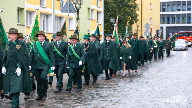Przemarsz pocztów sztandarowych i msza w oprawie myśliwskiej. Szczeciński oddział Polskiego Związku Łowieckiego uczcił Dzień św. Huberta - patrona łowiectwa.
