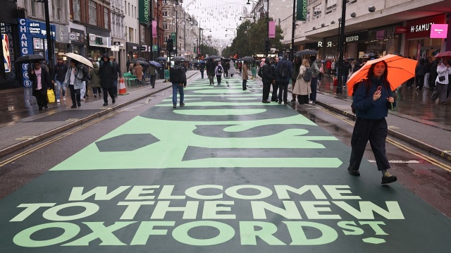 Najsłynniejsza londyńska ulica handlowa, Oxford Street, od poniedziałku w nowej odsłonie. Niemal połowę jej długości oddano pieszym.