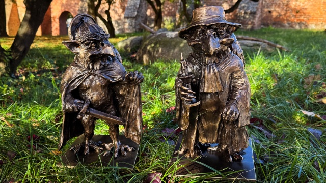 Będą nowe gryfiki w Stargardzie. Te figurki mitycznych stworzeń, podobnie jak wszystkie inne, nawiązują do charakterystycznych punktów czy budynków w mieście. Pierwszy z najnowszych gryfików ma na sobie płaszcz i trzyma miecz. Ta statuetka pojawi się w pobliżu Bramy Portowej, gdzie niegdyś stała Kaplica św. Marcina.