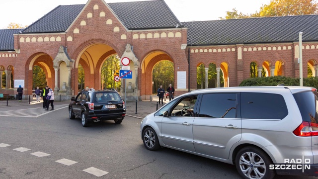 Informacja dla kierowców, którzy wybierają się w rejon szczecińskiego Cmentarza Centralnego - trzeba zaplanować więcej czasu na dojazd.