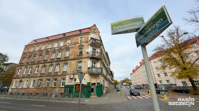 Zabytkowa kamienica, a zamiast remontu - szczury, zimne mieszkania, tynk sypiący się na głowę i lata czekania na pomoc. Mieszkańcy budynku przy ulicy Krasińskiego 90 w Szczecinie chcą remontu i ocieplenia elewacji, ale na razie mogą tylko czekać.