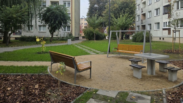 Szczecin zyskał nowe, zielone przestrzenie dla mieszkańców. Trzy zniszczone, betonowe place w Dąbiu, w rejonie ulic: Gierczak, Otwockiej i Ustki, przeszły całkowitą metamorfozę.
