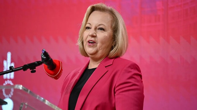 W politycznym sporze o tekę ministra funduszy i polityki regionalnej, premier Donald Tusk postawił na ekspertkę od spraw unijnych.