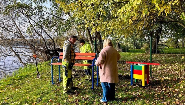Plaża z torem przeszkód dla psów powstała nad jeziorem Trzesiecko w Szczecinku. To w ramach Budżetu Obywatelskiego.