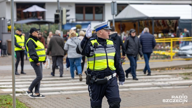 Przed nami okres odwiedzania grobów. Policja przypomina o bezpieczeństwie zarówno na drogach, jak i na samych cmentarzach.