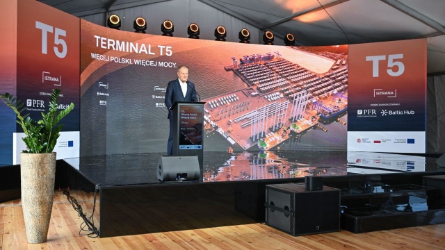 Nowy terminal T5 w Porcie Gdańsk będzie pierwszym obiektem w Polsce przeznaczonym do budowy morskich farm wiatrowych, które w przyszłości będą dostarczać prąd do gospodarstw domowych.